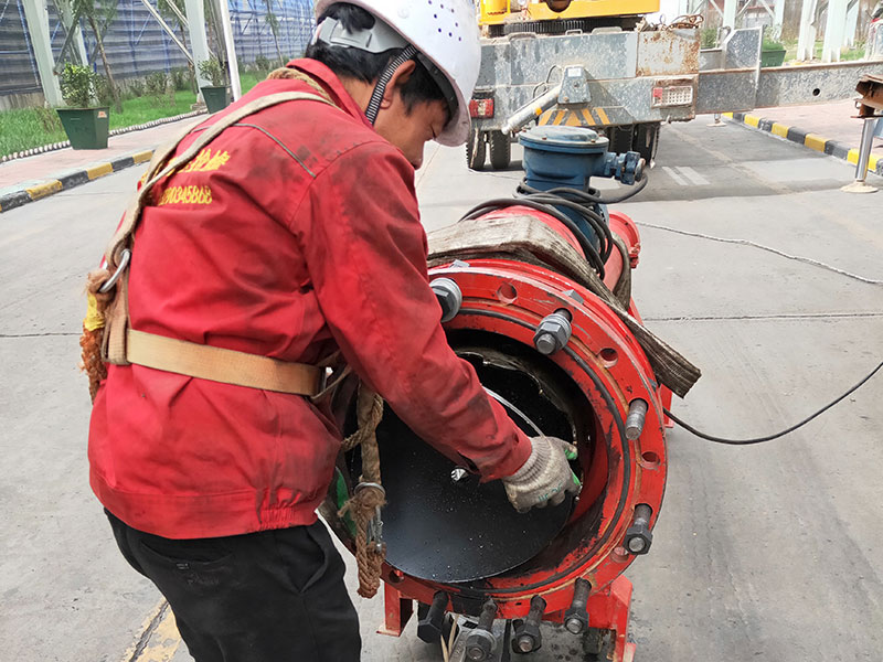 DN600煤氣管道帶壓開孔順利完成！3.jpg